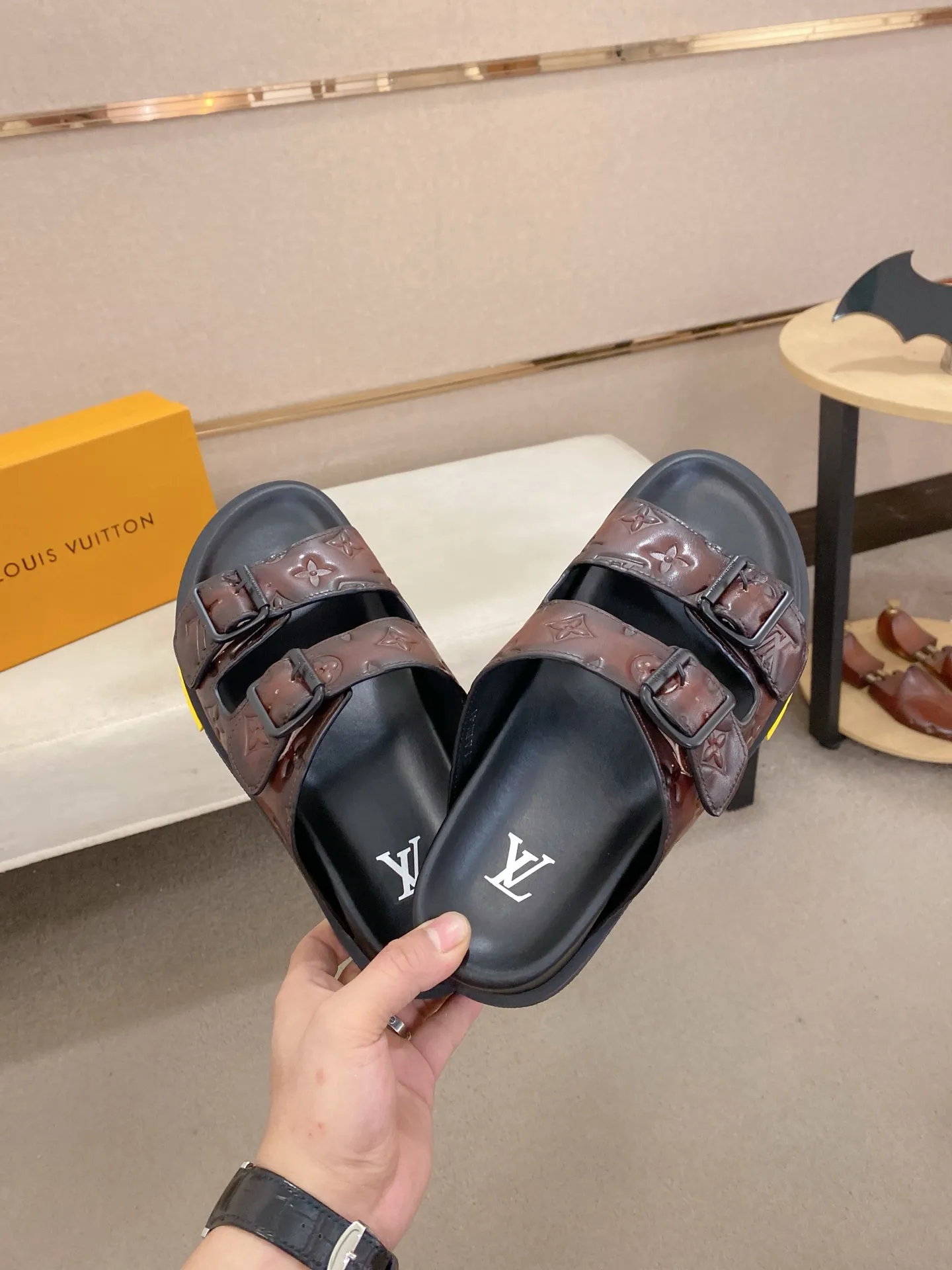 Factory price: 420💰Made by LV🔍Top purchasing agent. Men's spring and summer slippers are available at the same counter. The uppers are made of cowhide imported from Italy. High-quality craftsmanship, soles: original soles specially provided by the original factory, exclusive movable molded soles are super comfortable, original factory follow-up goods, 🔍🔍high quality, can be entered and exited the counter at will, welcome to compare, code number 38-44. Can be customized45